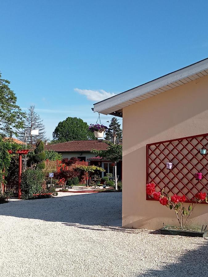 Une Pause Quelque Part Au Jardin Des Erables Et Des Niwakis Saint-Medard-de-Guizieres Exterior photo