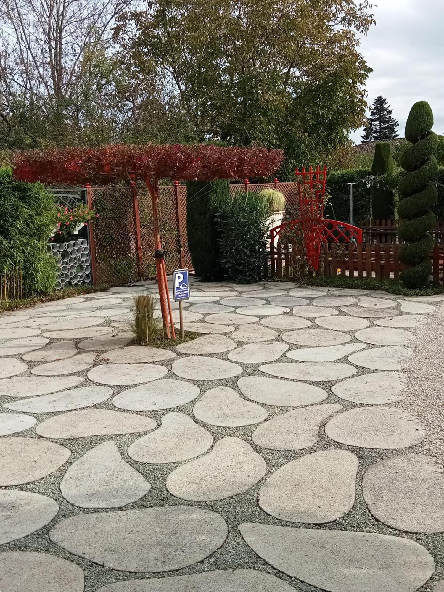 Une Pause Quelque Part Au Jardin Des Erables Et Des Niwakis Saint-Medard-de-Guizieres Exterior photo